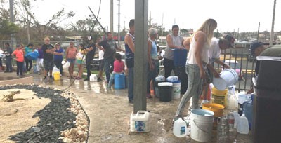 En av Baxters produktionsanläggningar i Puerto Rico ordnar vatten för de boende.